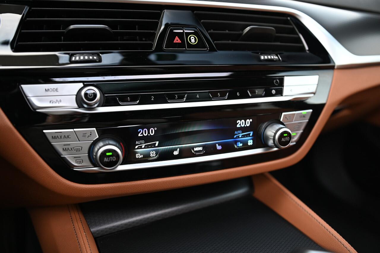 BMW 5-SERIE Touring 530e xDrive High Executive M Sport Automaat / Panoramadak / Trekhaak / Laserlight / Comfort Access / Parking Assistant Plus / Live Cockpit Professional / Adaptief onderstel