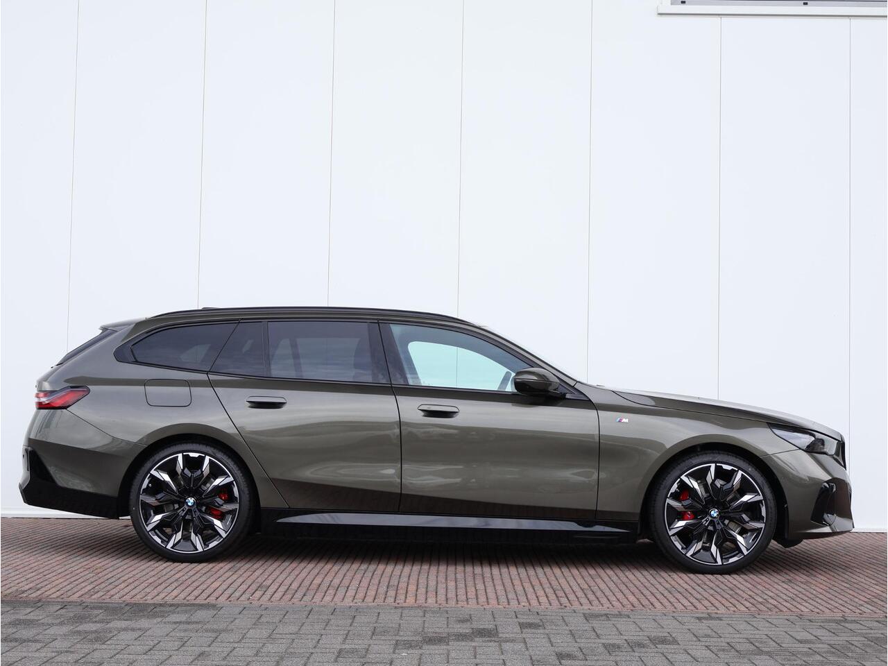 BMW 5-SERIE Touring 530e | M Sportpakket Pro | Individual Lak | Travel Pack | Comfort Pack