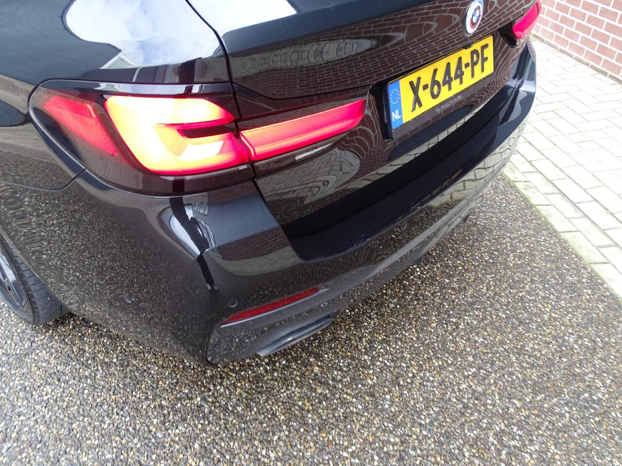 BMW 5-SERIE Touring 530e xDrive Business Edition Plus LASER KOPLAMPEN | HEAD-UP DISPLAY | PANORAMADAK | M-SPORT INTERIEUR | 360 CAMERA | WEGKLAPBARE TREKHAAK | DODEHOEK DETECTIE | ELEKTRISCHE STOELEN | STOEL/STUUR VERWARMING | FABRIEKSGARANTIE TOT MEI 2026 | NEDERLAN