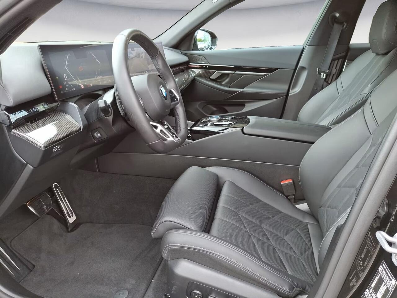 BMW 5-SERIE Touring 520d M-Sport 197 PK ACC Head-Up Trekhaak Stoelkoeling Stuurverwarming Standkachel