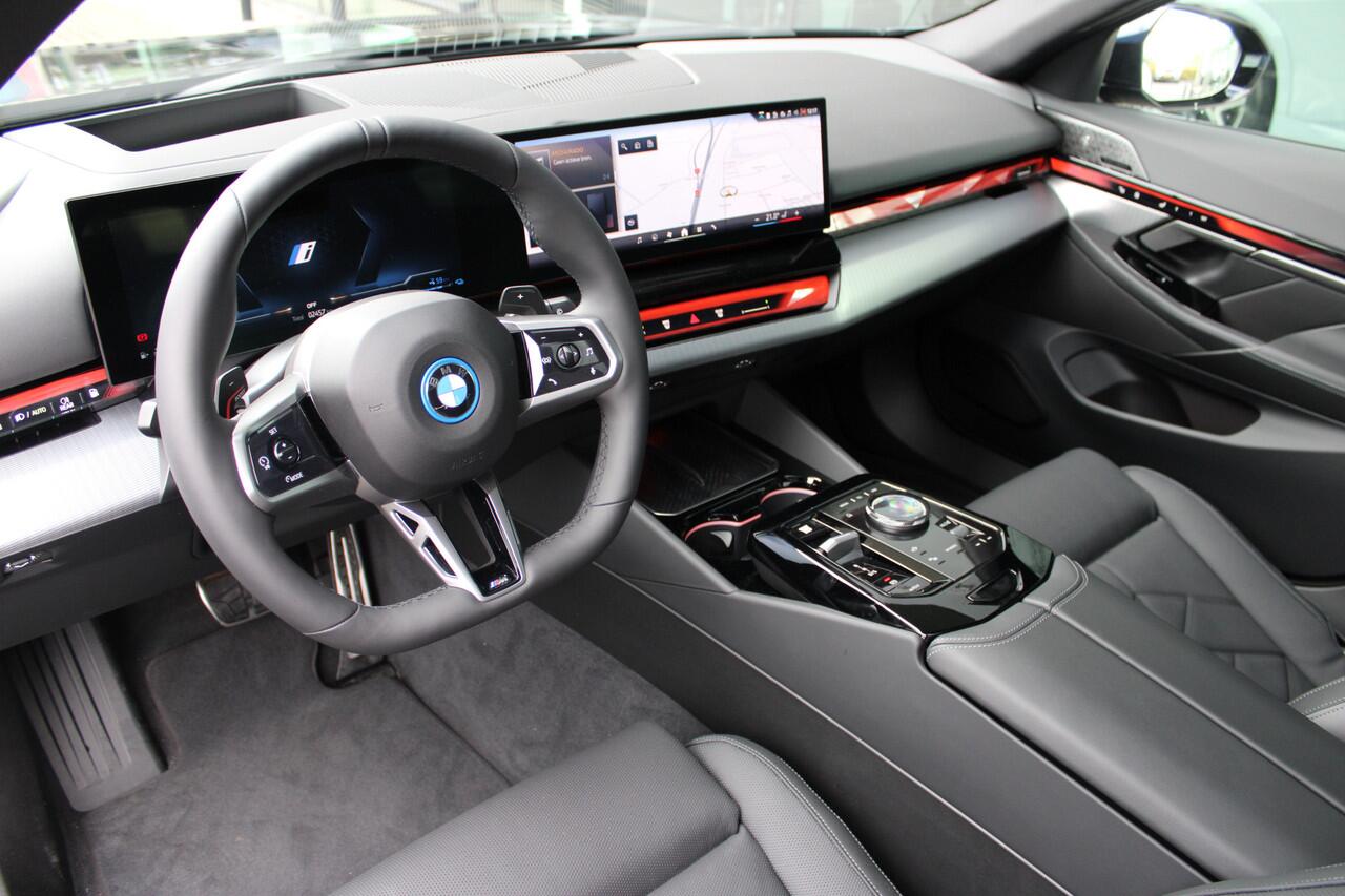 BMW 5-SERIE Touring 530e M Sport Automaat / Panoramadak / Trekhaak / Bowers & Wilkins / Adaptief onderstel professional / Parking Assistant Professional / Stoelventilatie