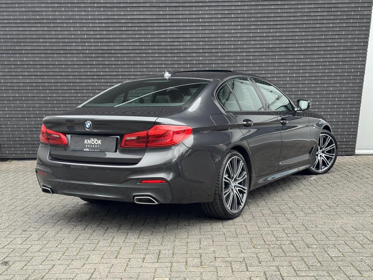 BMW 5-SERIE Sedan 530i High Executive M Sport Pakket Automaat / Navigatie Professional / Schuif-/kanteldak / Harman Kardon / Comfortstoelen / Soft Close / Head-Up Display / 20 Inch / Leder / Active Steering