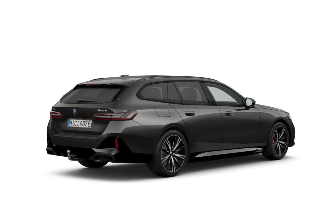 BMW 5-SERIE Touring 550e xDrive | M Sportpakket Pro | Innovation Pack | Travel Pack | Comfort Pack | Trekhaak