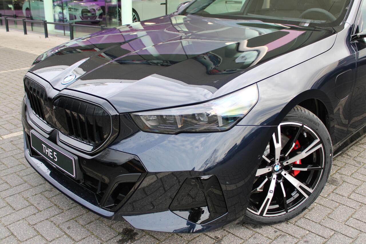 BMW 5-SERIE 530e M Sport Automaat / Panoramadak / Stoelventilatie / Comfort Access / M Sportonderstel / Adaptieve LED / Parking Assistant Plus / Harman-Kardon
