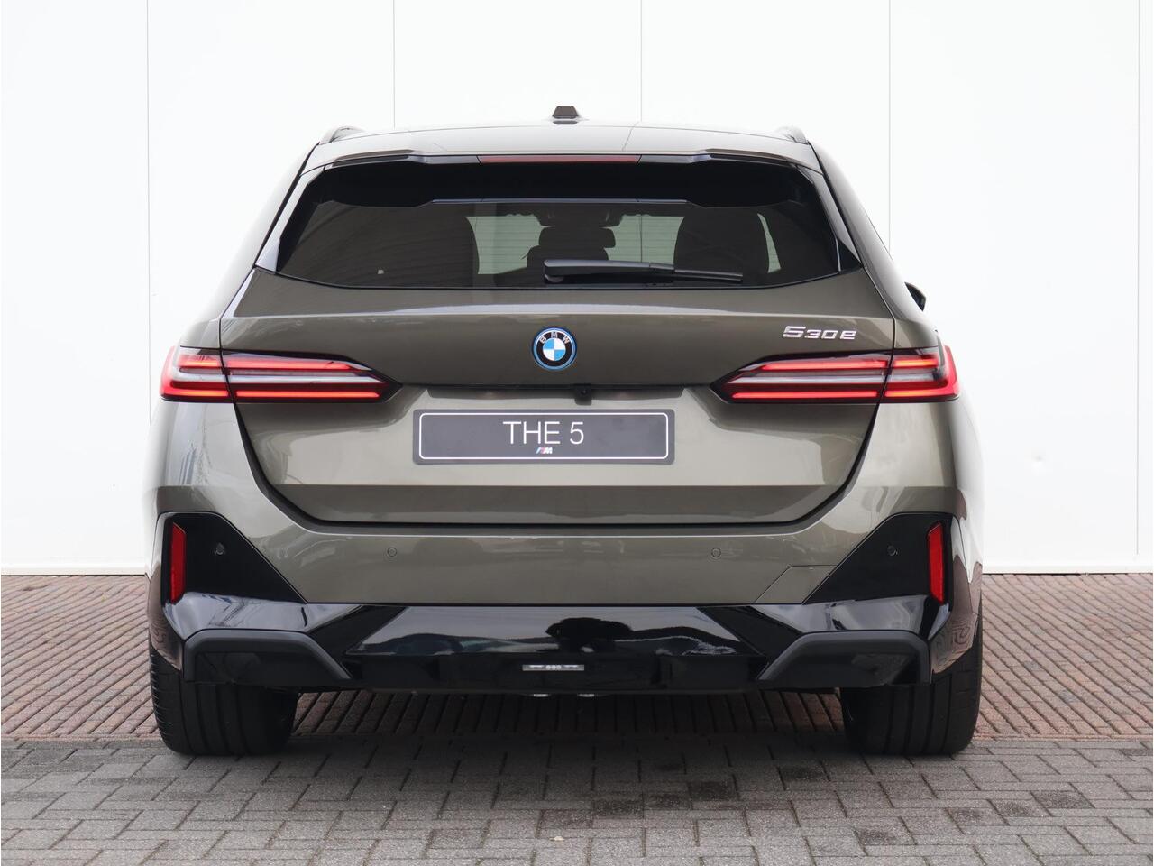 BMW 5-SERIE Touring 530e | M Sportpakket Pro | Individual Lak | Travel Pack | Comfort Pack