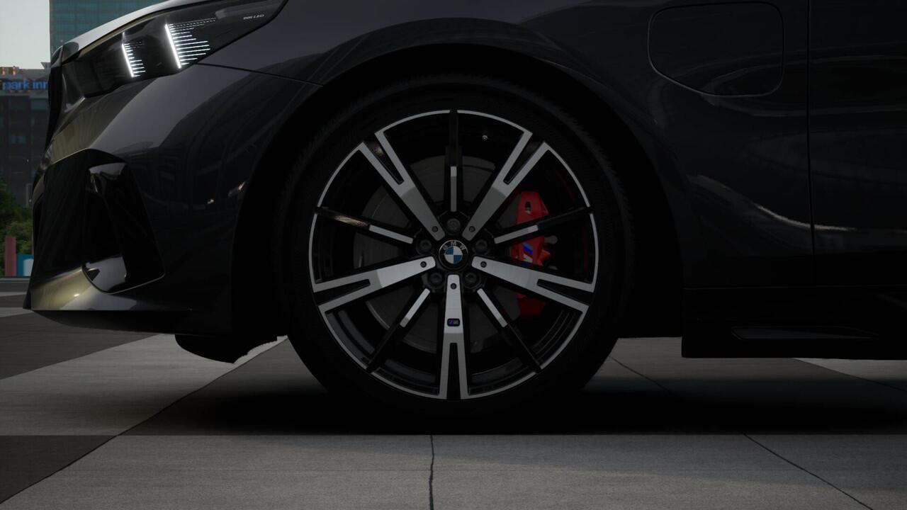 BMW 5-SERIE Touring 530e M Sport Automaat / Panoramadak / Trekhaak / Adaptieve LED / Comfort Access / Parking Assistant Plus / Stoelventilatie / Stuurverwarming