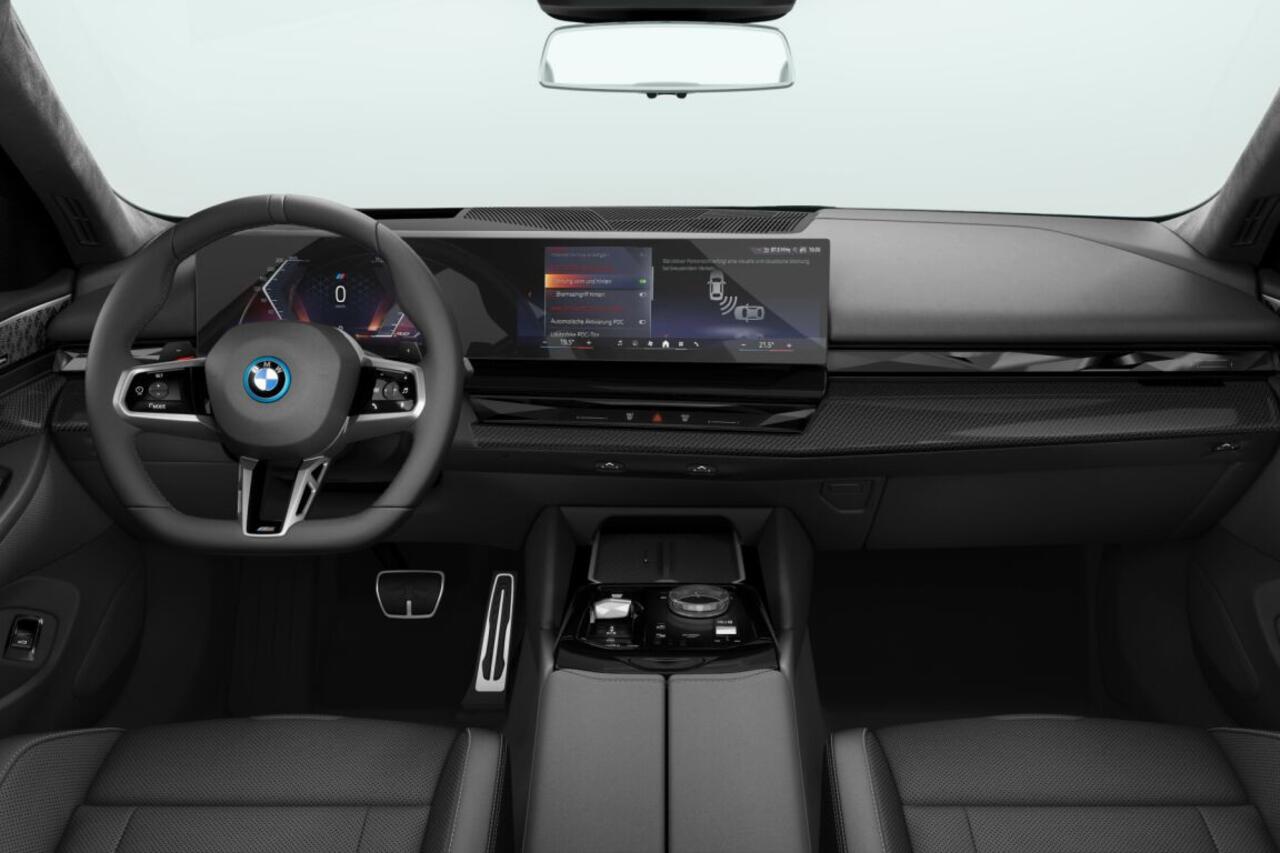 BMW 5-SERIE Sedan 550e xDrive | M Sport Pro | Innovation Pack | Travel Pack | Comfort Pack | Trekhaak | Driving Assistant Professional | Adaptief M Onderstel Professional