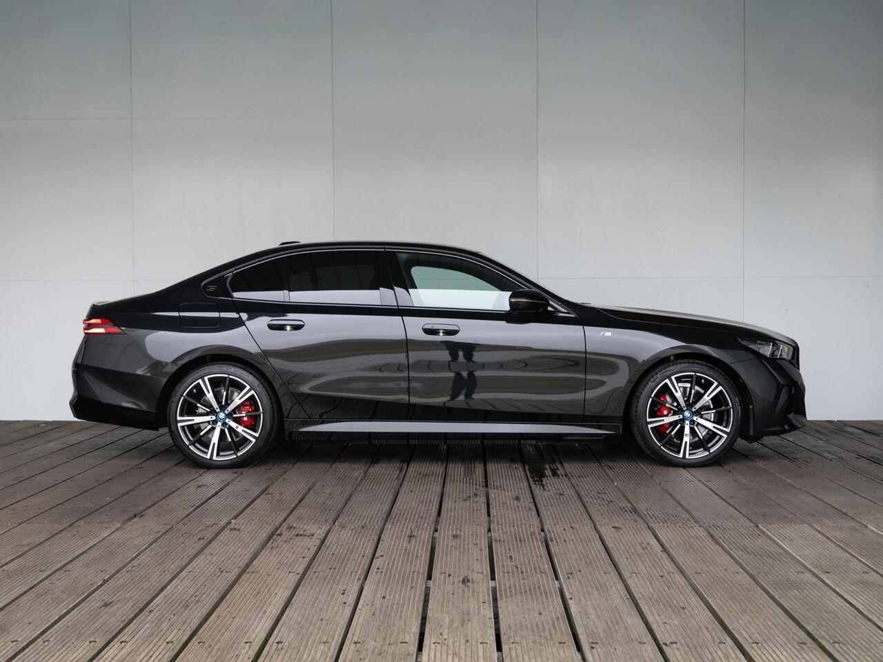 BMW 5-SERIE Sedan 530e | M Sportpakket Pro | Innovation Pack | Stuurwielrand verwarmd | Comfort Access | Panoramadak | Stoelverwarming | Harman-Kardon