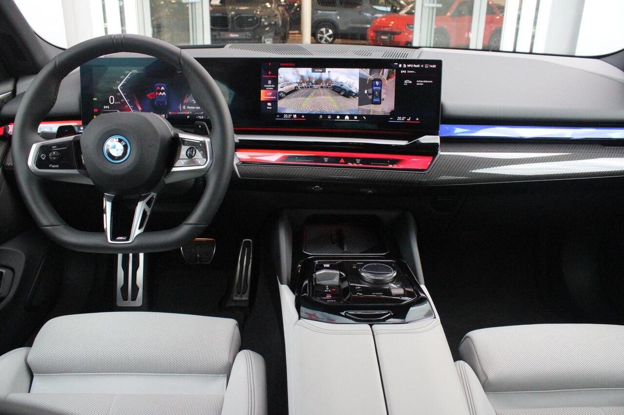 BMW 5-SERIE 550e 490PK xDRIVE | M SPORT PRO | PANORAMA DAK | BOWERS & WILKINS PREMIUM AUDIOSYSTEM | MEESTURENDE ACHTERAS | STUUR VERWARMING | 20" LICHTMETALEN VELGEN | ICONIC GLOW GRILL | ZONNESCHERM ACHTERRUIT ELEKTRISCH | INTERIEURLIJSTEN M DONKERZILVER/CARBON FIBE