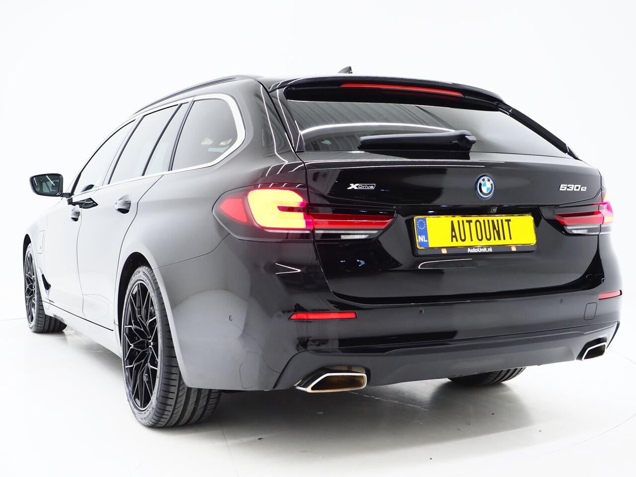 BMW 5-SERIE Touring 530e xDrive Full Black | Panoramadak | M Sportstuur | Sfeerverlichting | Dodehoekdetectie | Carplay