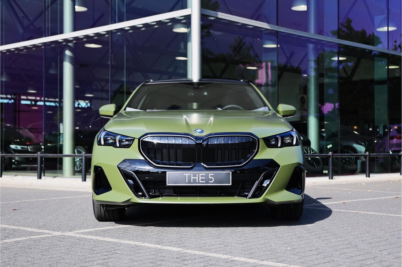 BMW 5-SERIE Touring 530e M Sport Automaat / Trekhaak / Adaptieve LED / Stoelventilatie / Parking Assistant / Stoelverwarming / M Sportonderstel