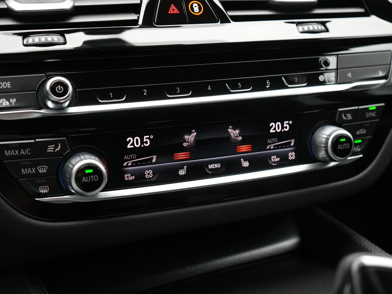 BMW 5-SERIE Touring 530e M Sport Plug In Hybrid 293pk Dealer O.H PHEV | Sfeerverlichting | Lederen Sportstoelen Verwarmd | Apple Carplay | Cruise Control | Camera | Blis | Navigatie | DAB |