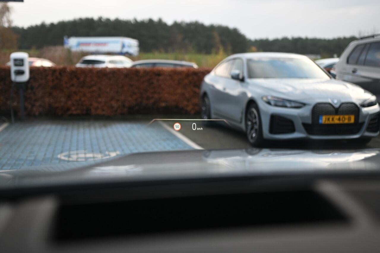 BMW 5-SERIE 550e xDrive High Executive M Sport Automaat / Panoramadak / Adaptief onderstel professional / Adaptieve LED / Parking Assistant Plus / Harman-Kardon / Stoelverwarming