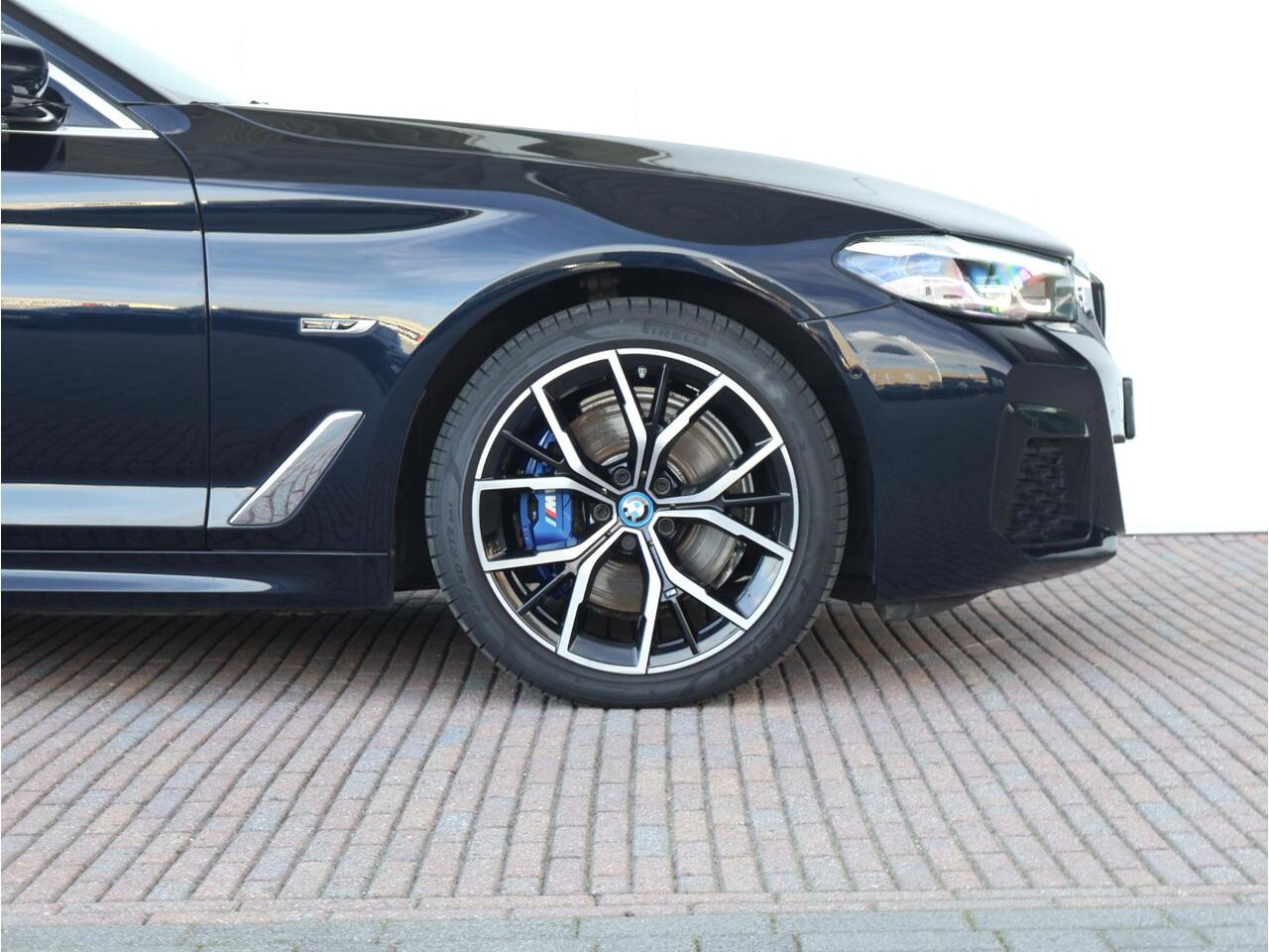 BMW 5-SERIE 530e High Executive M Sportpakket/ Achteruitrijcamera/ Getint Glas/ Sportstoelen/ Stoelverwarming/ Ambiance verlichting