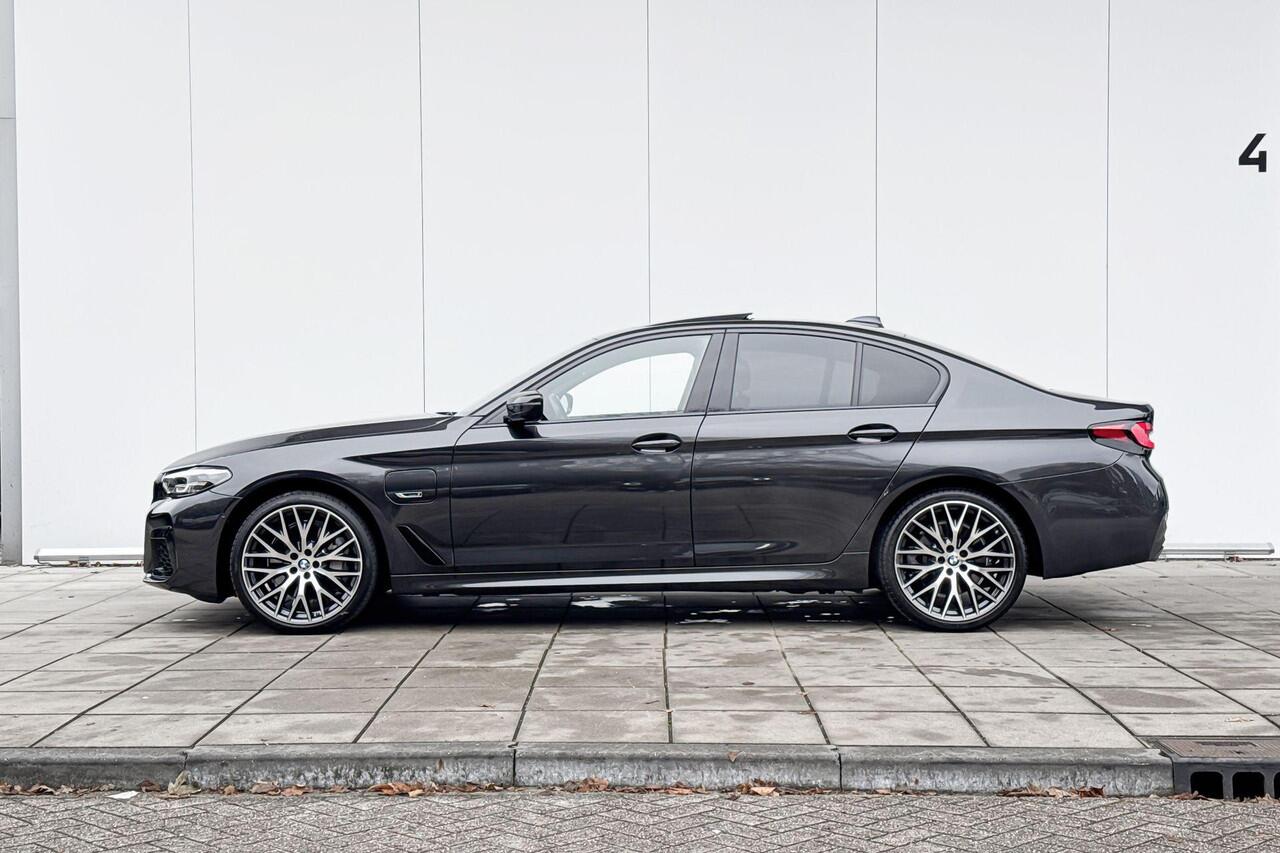 BMW 5-SERIE Sedan 530e High Executive M-Sport Head up Display / Hifi / 20inch / Getinte Ramen Achter / Driving Assistant / Stoelverwarming / Active Cruise Controle / Glazen Schuifdak