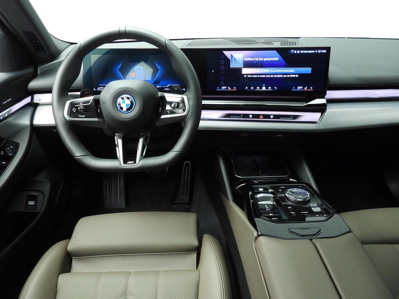 BMW 5-SERIE Touring 530e | M-Sportpakket | LED | Navigatie | Active cruise | Trekhaak | Schuifdak | DAB | HArman-kardon sound | Alu 19 inch
