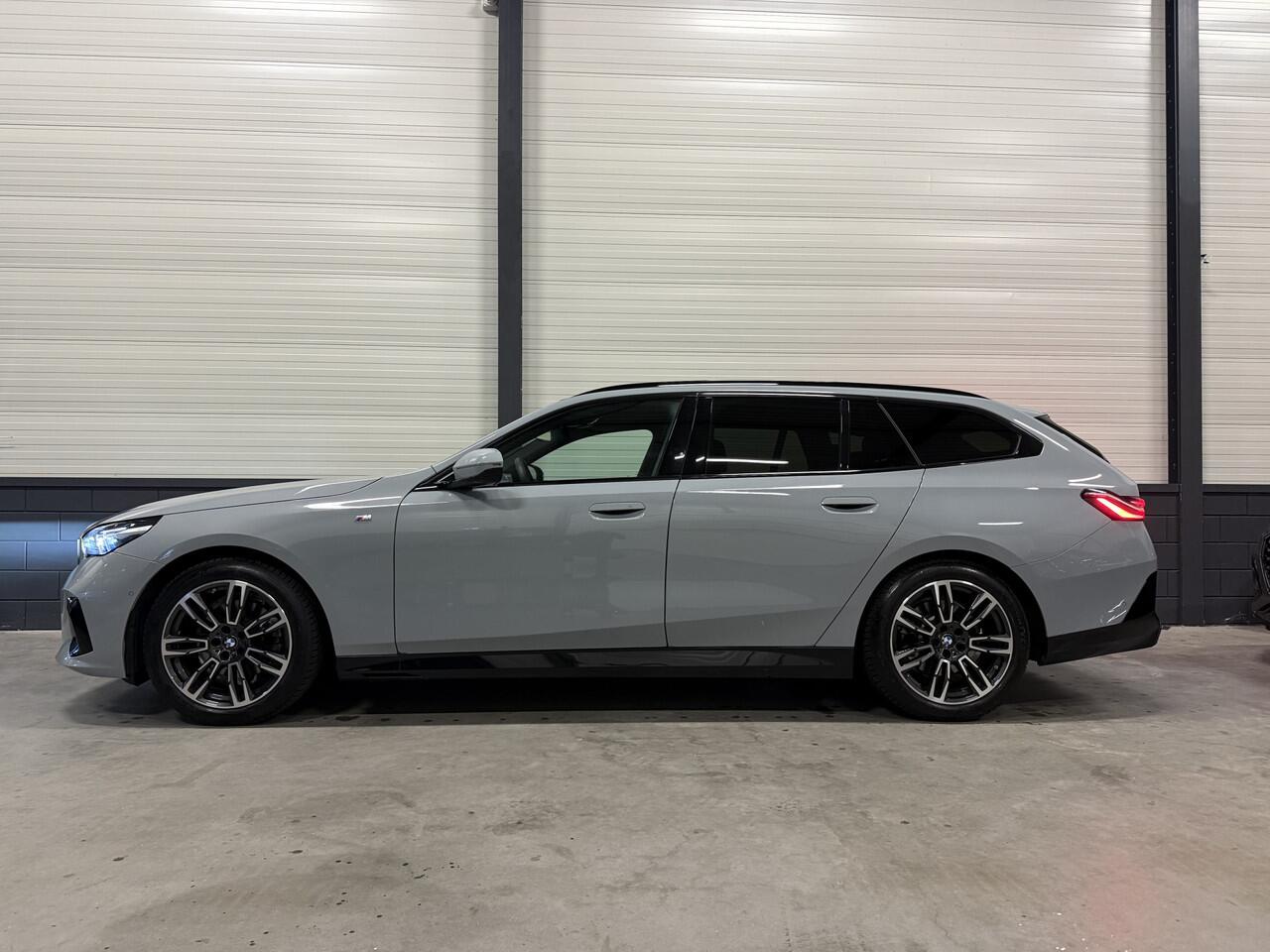 BMW 5-SERIE Touring 520i M-Sport BROOKLYN-GRAU/PANO/TREKHAAK/H&K/HEAD-UP/360CAMERA/VENTILATIE//DRIVING ASS.PRO/ADAPTIVE-LED/19"M-SPORT/STANDKACHEL/NIEUWPRIJS ¤ 94.454,-/FABRIEKS-GARANTIE