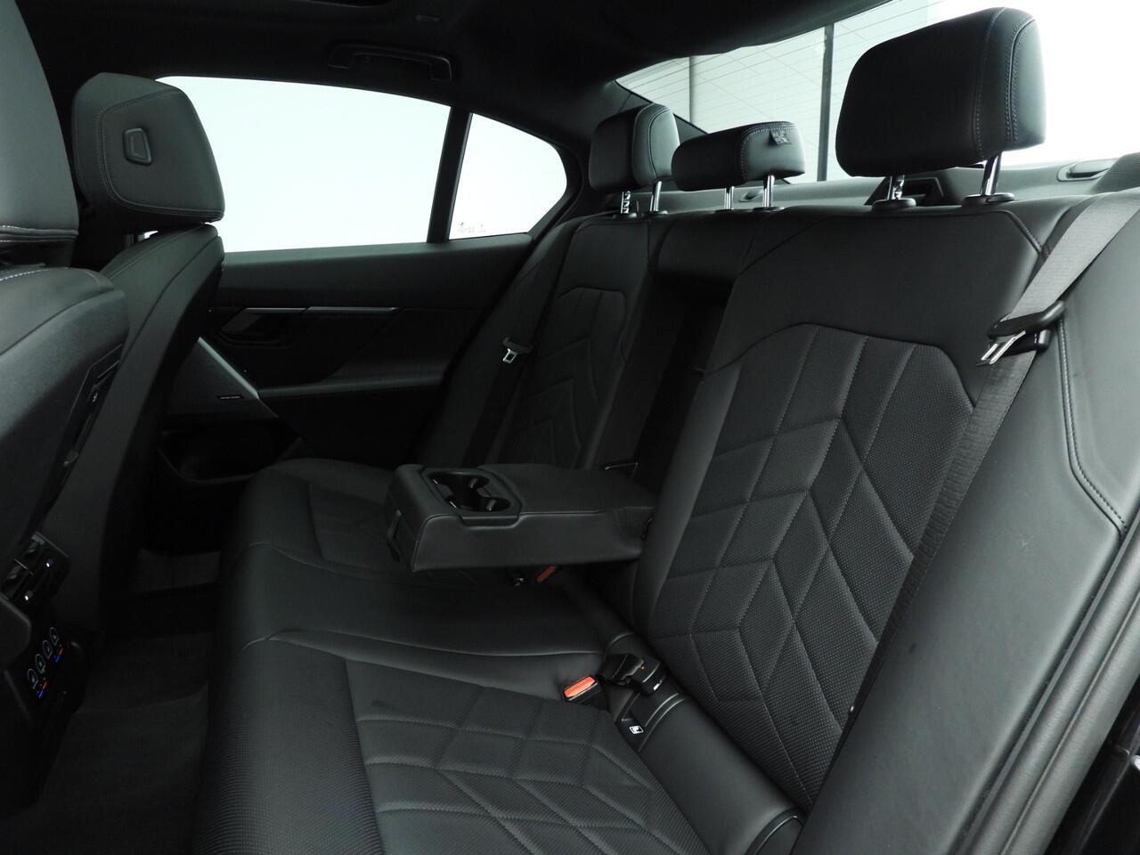 BMW 5-SERIE Sedan 520d | M-Sportpakket | LED | HUD | Active cruise | Comfortzetels | Schuifdak | Trekhaak | DAB | Harman-kardon sound | Alu 20 inch