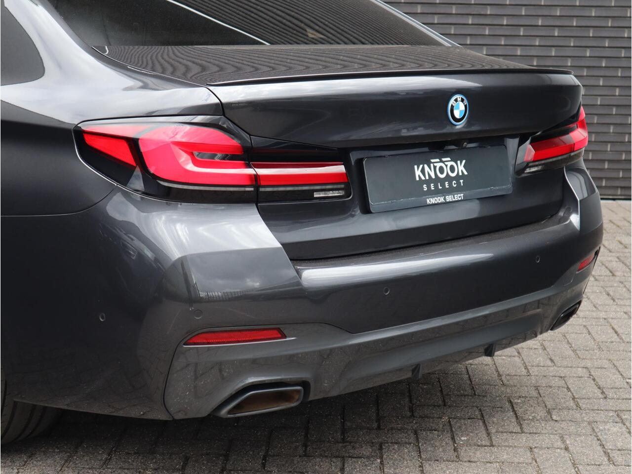 BMW 5-SERIE Sedan 545e xDrive High Executive M Sport Pakket Automaat / Live Cockpit Professional / Schuif-/kanteldak / Comfortstoelen / 20 Inch / M Sportremsysteem / Laserlicht / Driving Assistant Professional / Hifi / Stoelventilatie