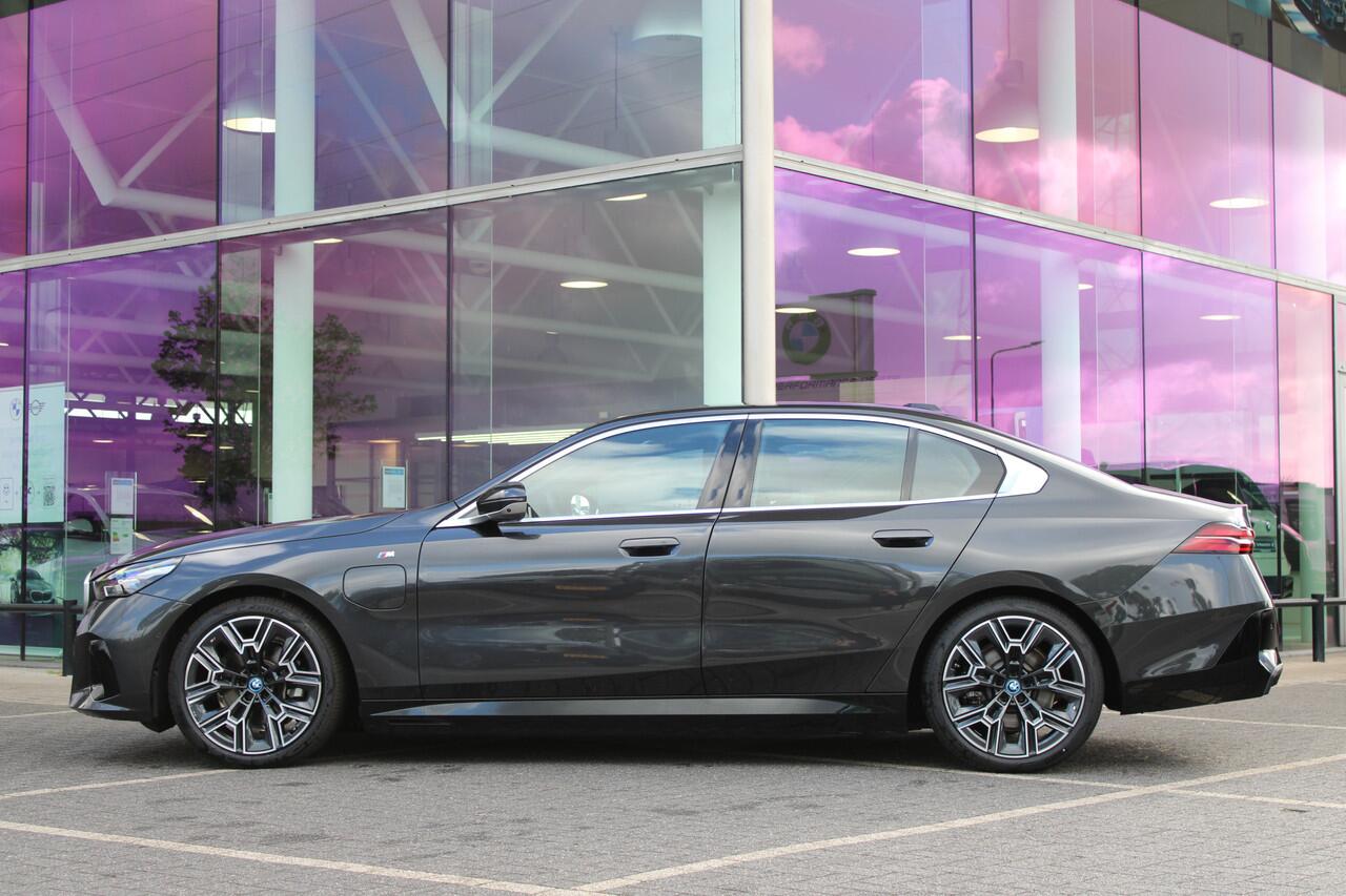 BMW 5-SERIE 530e M Sport Automaat / Panoramadak / Parking Assistant Professional / Adaptieve LED / Comfort Access / Stoelventilatie / Stuurverwarming / M Sportonderstel