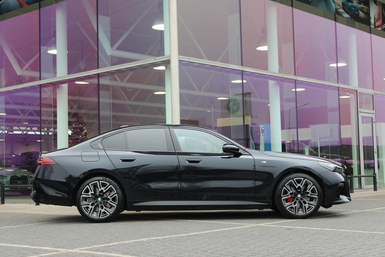 BMW 5-SERIE 550e xDrive M Sport Automaat / Panoramadak / Trekhaak / Adaptief Onderstel Professional / Bowers & Wilkins / Parking Assistant Professional / Adaptieve LED