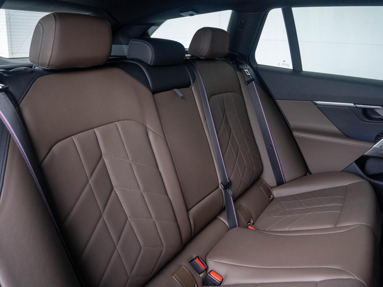 BMW 5-SERIE Touring 520i | M Sportpakket Pro | Innovation Pack | Panoramadak | Comfort Access | Stoelventilatie | Harman-Kardon | 20'' | Trekhaak