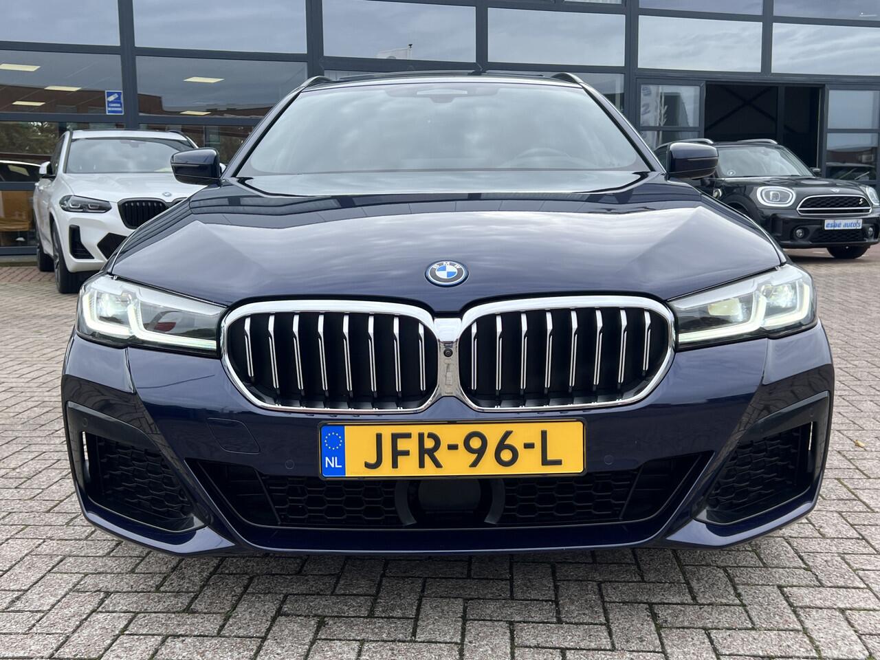 BMW 5-SERIE Touring 530e M-Sport Plus Panoramadak Driving Ass Prof Keyless Rondzicht Camera Elek Stoelen Stoel + Stuurverwarming ACC DAB Head-Up Shadow Line BTW Tansanit Plug In Hybride 1e Eigenaar BTW Auto