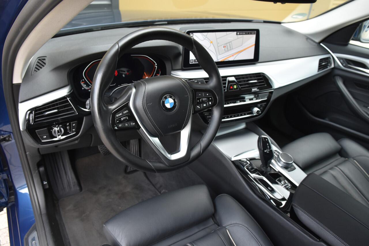 BMW 5-SERIE Touring 520i High Executive Edition * Comfort stoelen * Live cockpit * Grootlicht assistent * Dealer onderhouden *