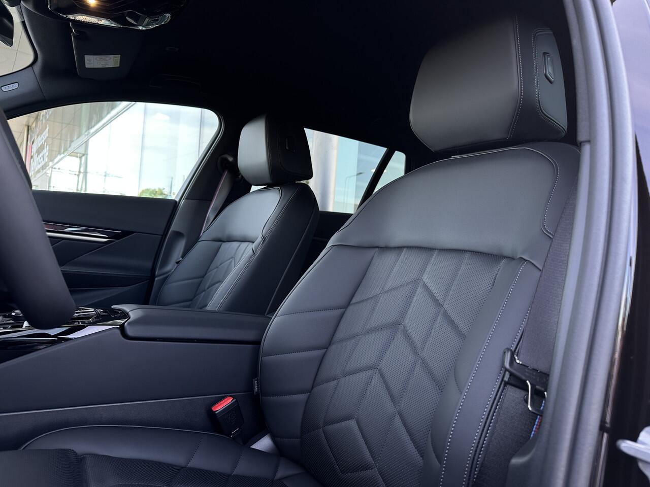 BMW 5-SERIE Touring 530e M Sport Automaat / Trekhaak / Adaptieve LED / Parking Assistant Plus / Comfort Access / M Sportonderstel / Live Cockpit Professional