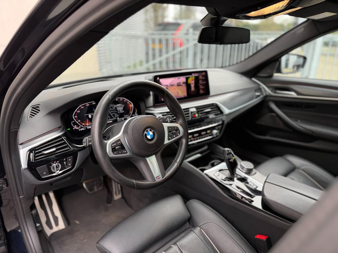 BMW 5-SERIE Touring 520i Business Edition Plus M Sport-Pano-19"-Head up-Trekhaak-Leer