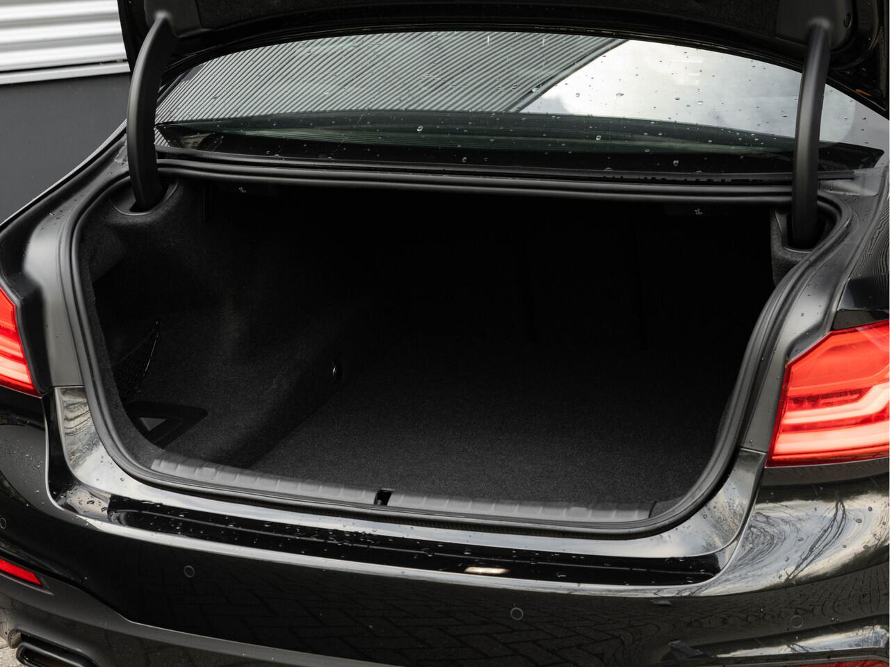 BMW 5-SERIE 520i M-Sport - Comfortzetels - Camera - Hifi - Adaptief LED