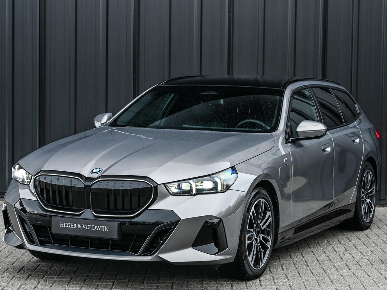 BMW 5-SERIE Touring 530e xDrive · M Sportpaket Pro ·Harman Kardon · M Sport Suspension · Adaptive Led · Driving Assistant Plus · Ambient Light · Bmw Iconic Glow · M Sport Brake, Red · Shadowline Lights · Panorama Glass Roof