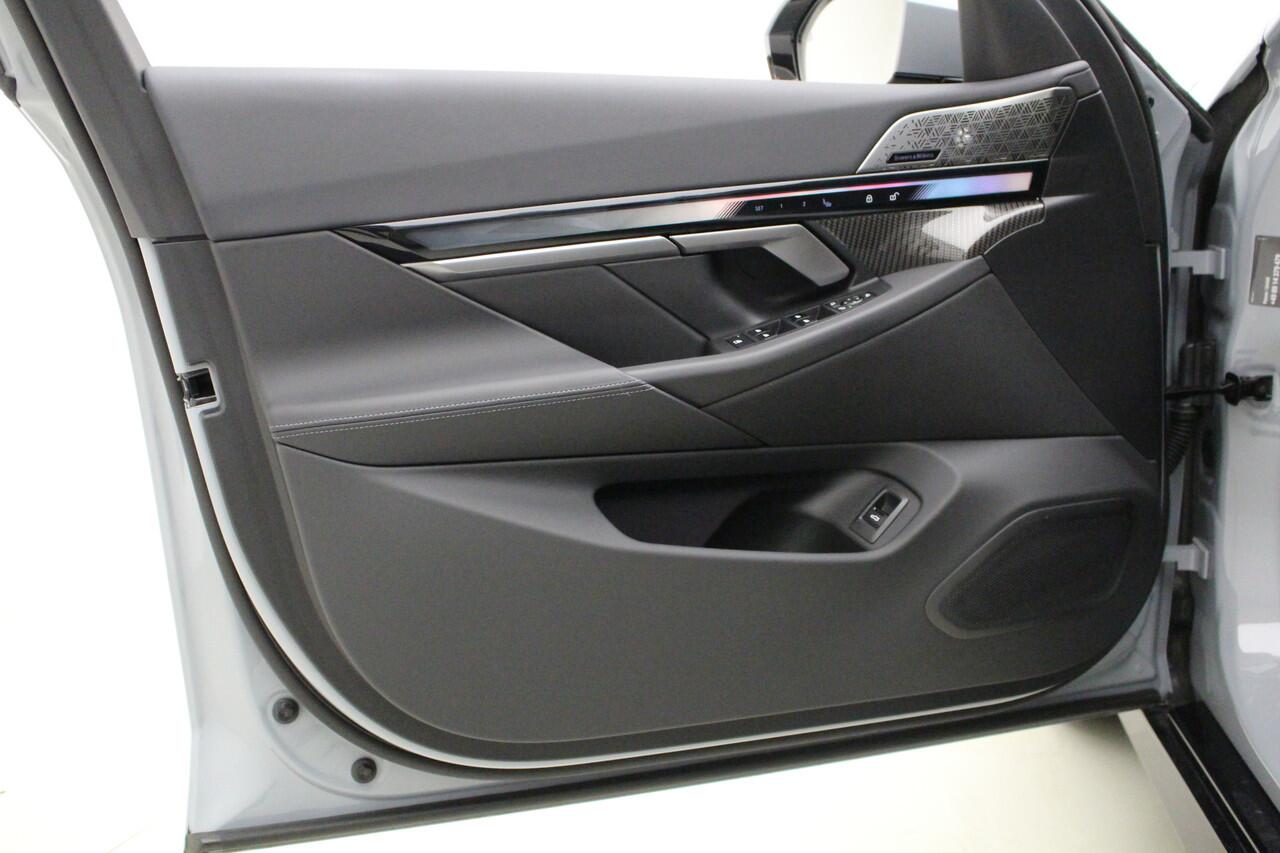 BMW 5-SERIE 550e xDrive M-Sport | Trekhaak | CoPilot | 20" | Bowers & Wilkins Surround | 489 pk