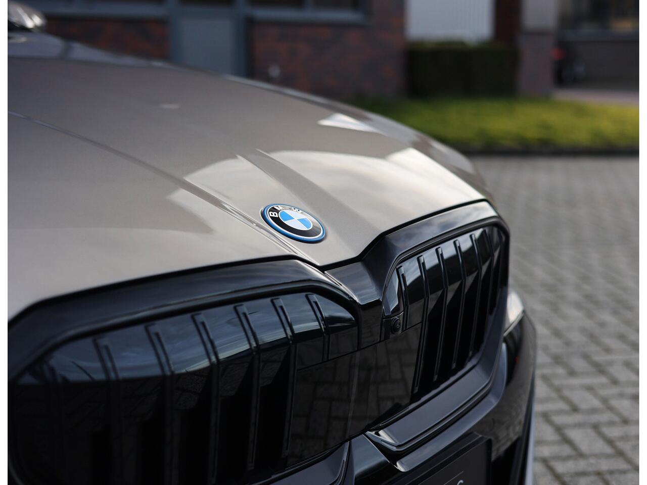 BMW 5-SERIE Touring 550e xDrive | Sportstoel - Pano - Trekhaak - Bow&Wil