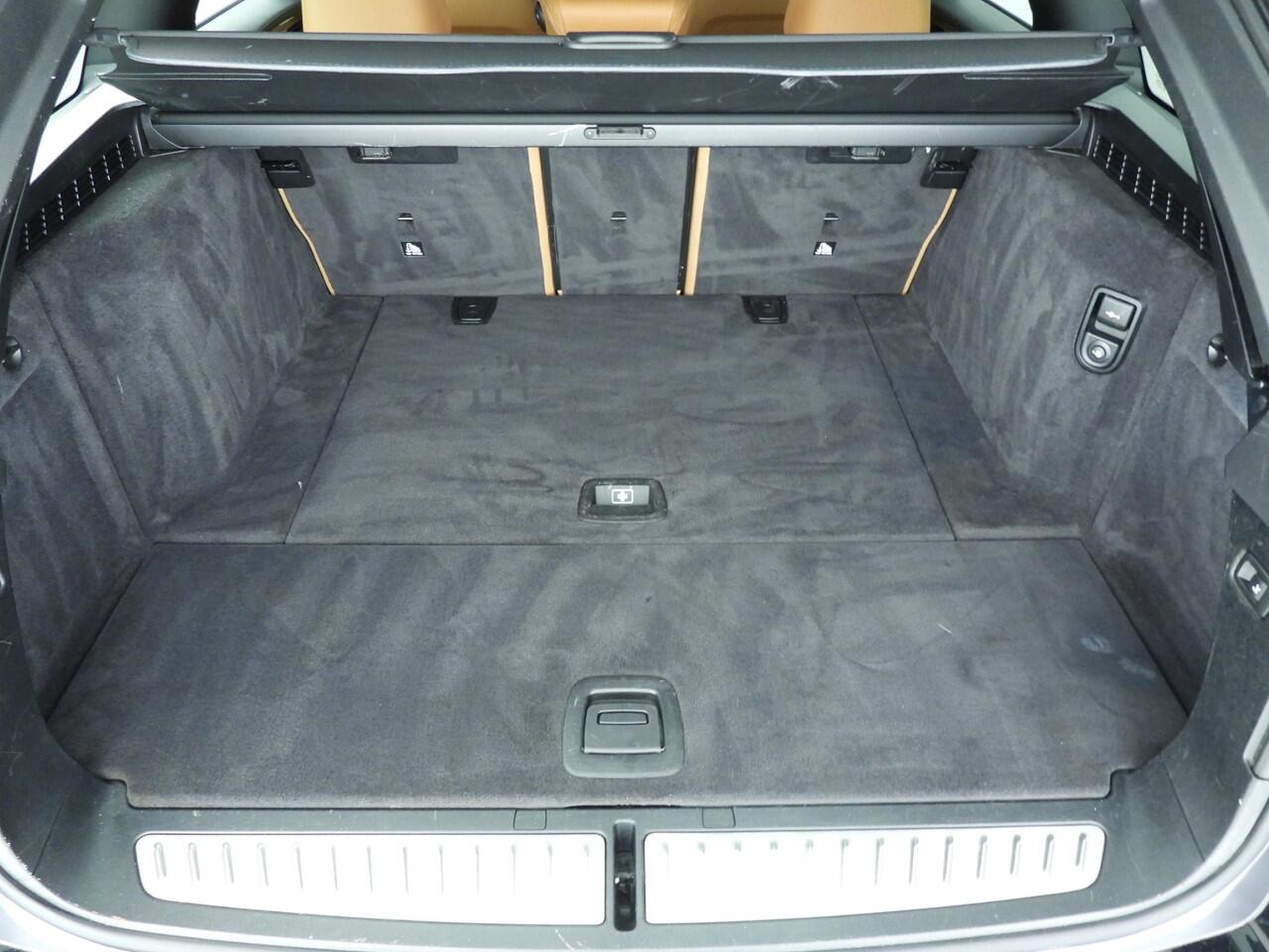 BMW 5-SERIE Touring 520i M-Sportpakket | LED | Leder | HUD | Comfortzetels | Trekhaak | Chrome line | DAB | Hifi speakers | Alu 19 inch