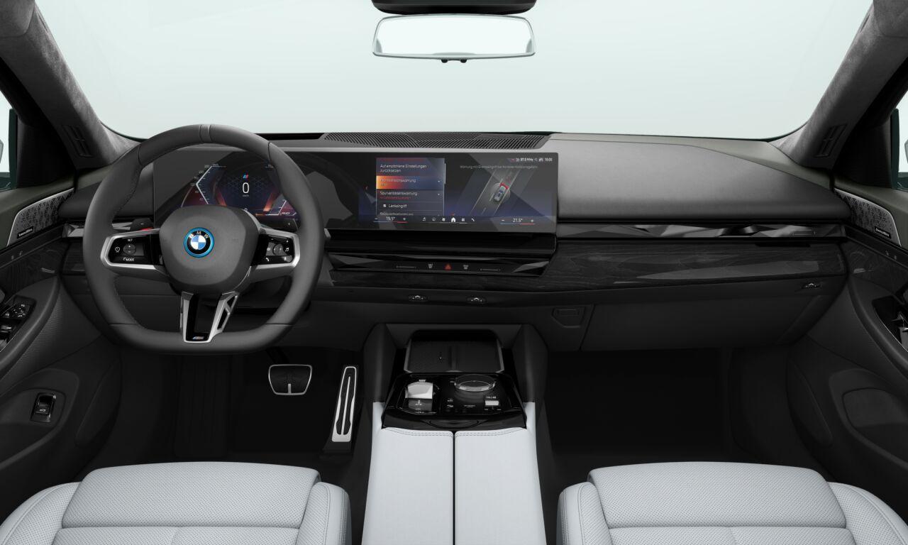 BMW 5-SERIE Touring 550e xDrive M Sportpakket Pro | Panoramadak | Bowers & Wilkins | Trekhaak | Comfort Pack | Innovation Pack