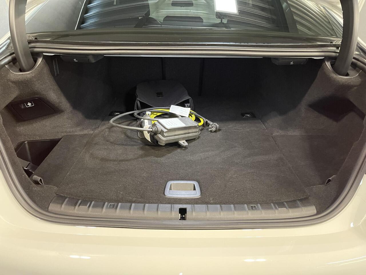 BMW 5-SERIE 530e Business Edition Plus M Sport 19"/Schuif-kanteldak/Trekhaak/Camera/Stoelverwarming + memory/PDC v+a/LED