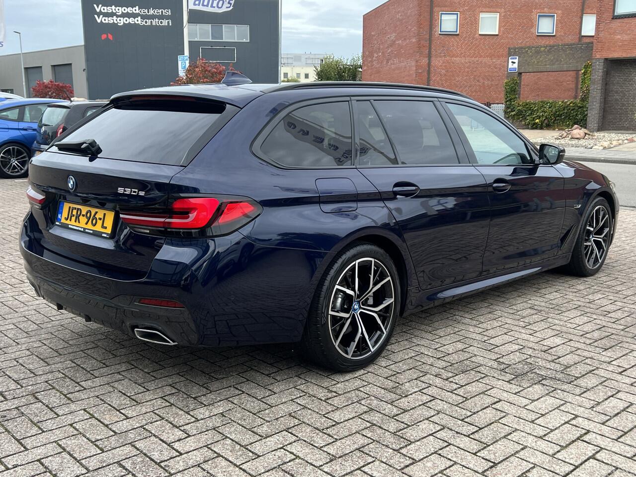 BMW 5-SERIE Touring 530e M-Sport Plus Panoramadak Driving Ass Prof Keyless Rondzicht Camera Elek Stoelen Stoel + Stuurverwarming ACC DAB Head-Up Shadow Line BTW Tansanit Plug In Hybride 1e Eigenaar BTW Auto