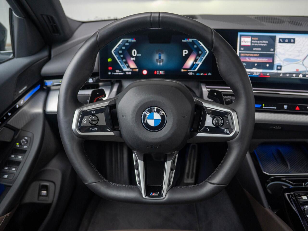 BMW 5-SERIE Touring 520i | M Sportpakket Pro | Innovation Pack | Panoramadak | Comfort Access | Stoelventilatie | Harman-Kardon | 20'' | Trekhaak