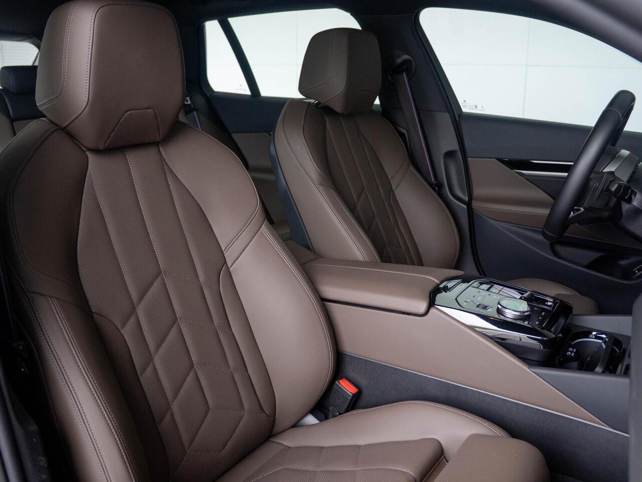 BMW 5-SERIE Touring 520i | M Sportpakket Pro | Innovation Pack | Panoramadak | Comfort Access | Stoelventilatie | Harman-Kardon | 20'' | Trekhaak