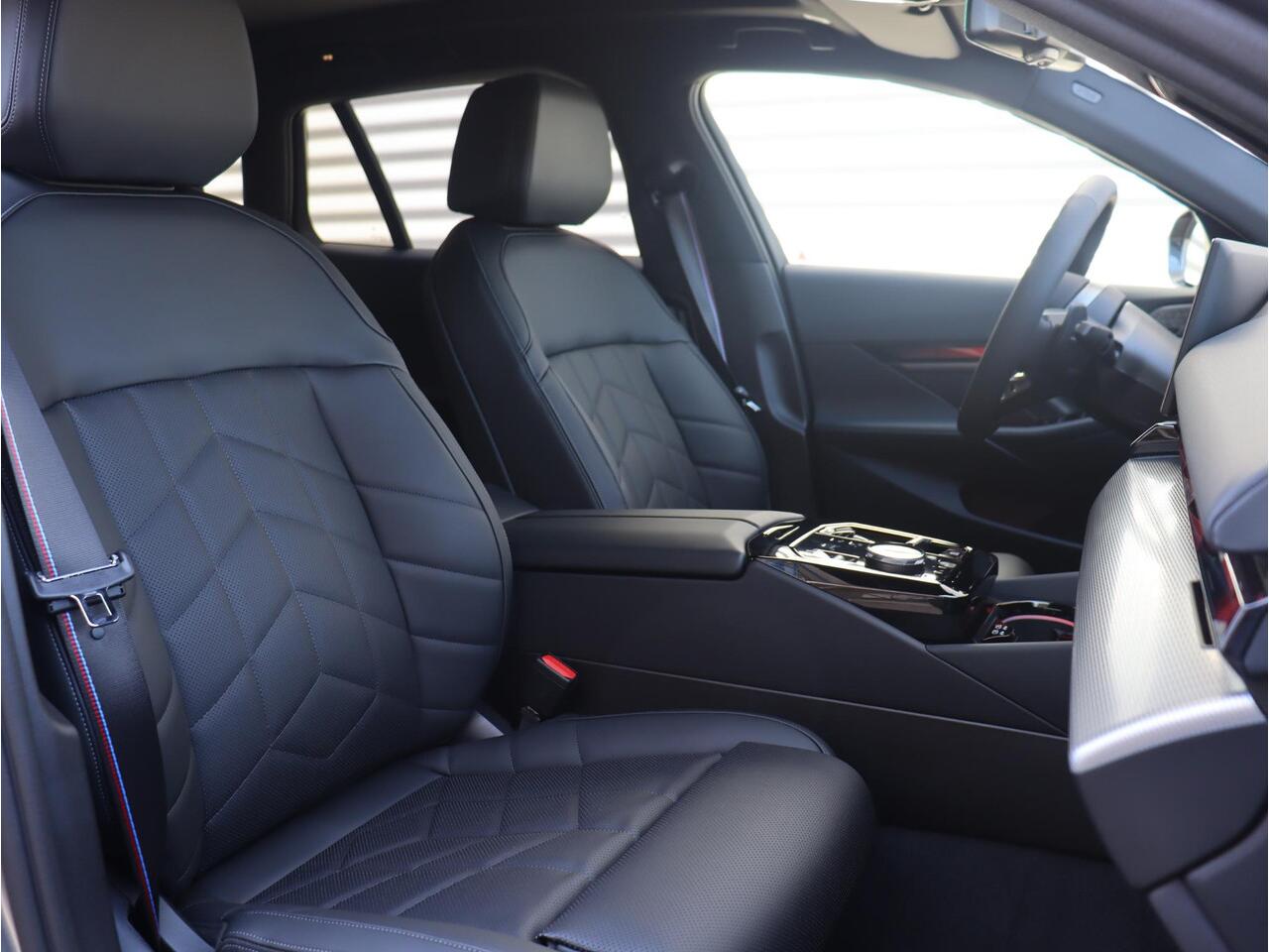 BMW 5-SERIE Touring 530e | M Sportpakket Pro | Driving Assistant Prof. | Trekhaak | Panodak | Bowers & Wilkins | Comfortstoelen | Parking Assistant Plus | 20'' LMV