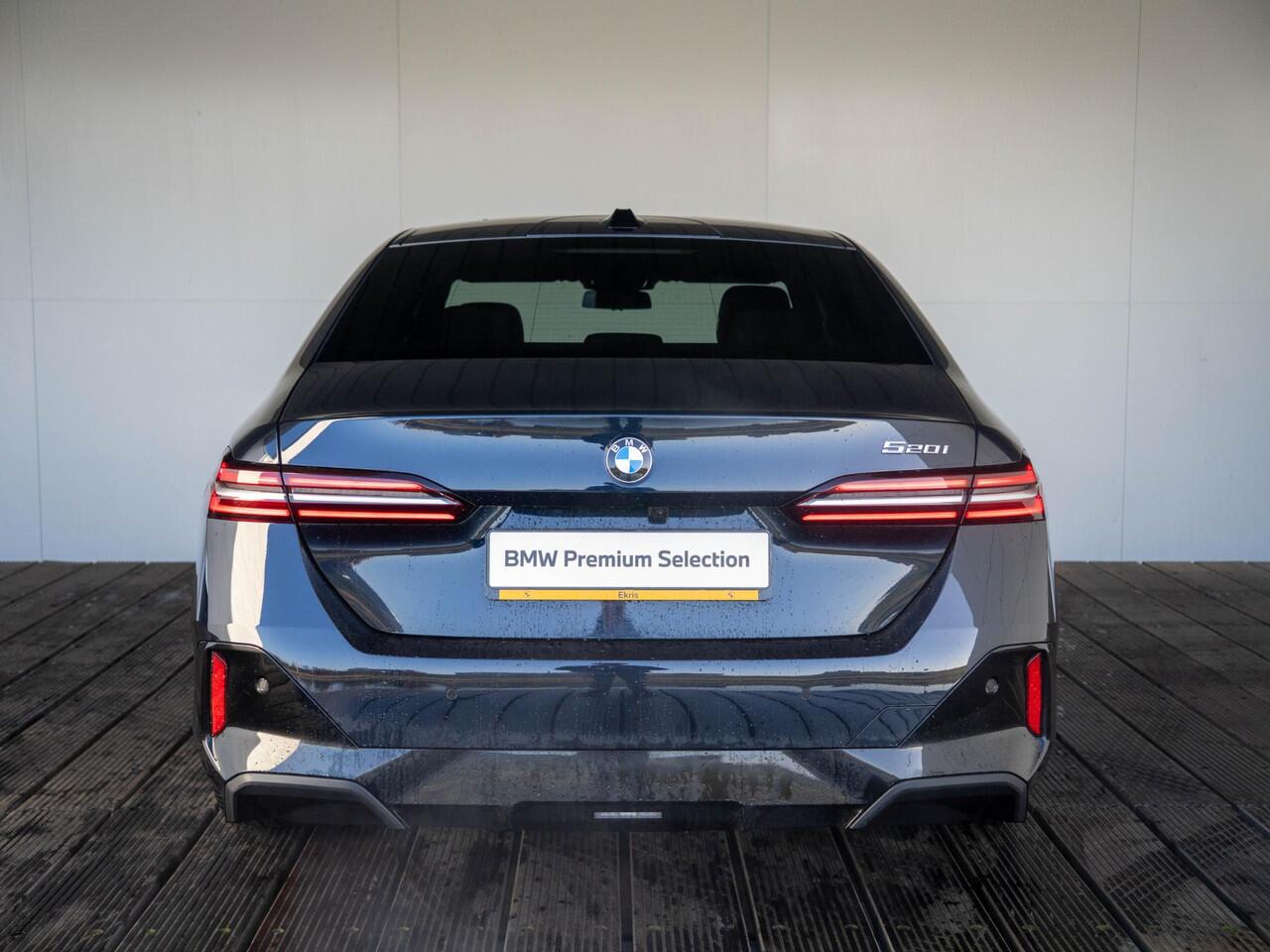 BMW 5-SERIE Sedan 520i | M Sportpakket | Innovation Pack | Stuurwielrand verwarmd | Comfort Access | Panoramadak | Stoelverwarming | Harman-Kardon | Trekhaak