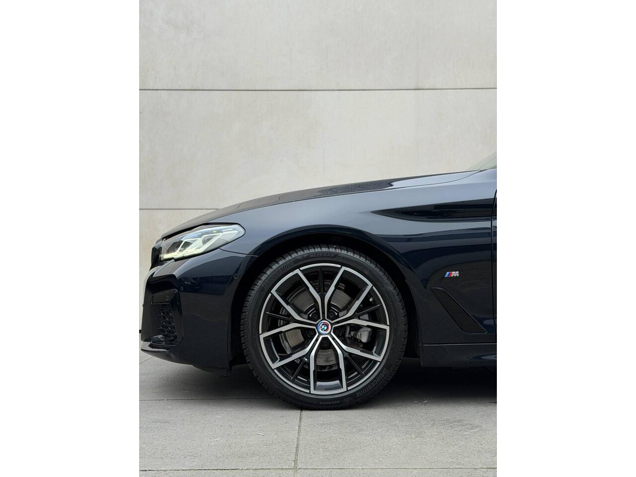 BMW 5-SERIE Touring 520i Business Edition Plus M Sport-Pano-19"-Head up-Trekhaak-Leer