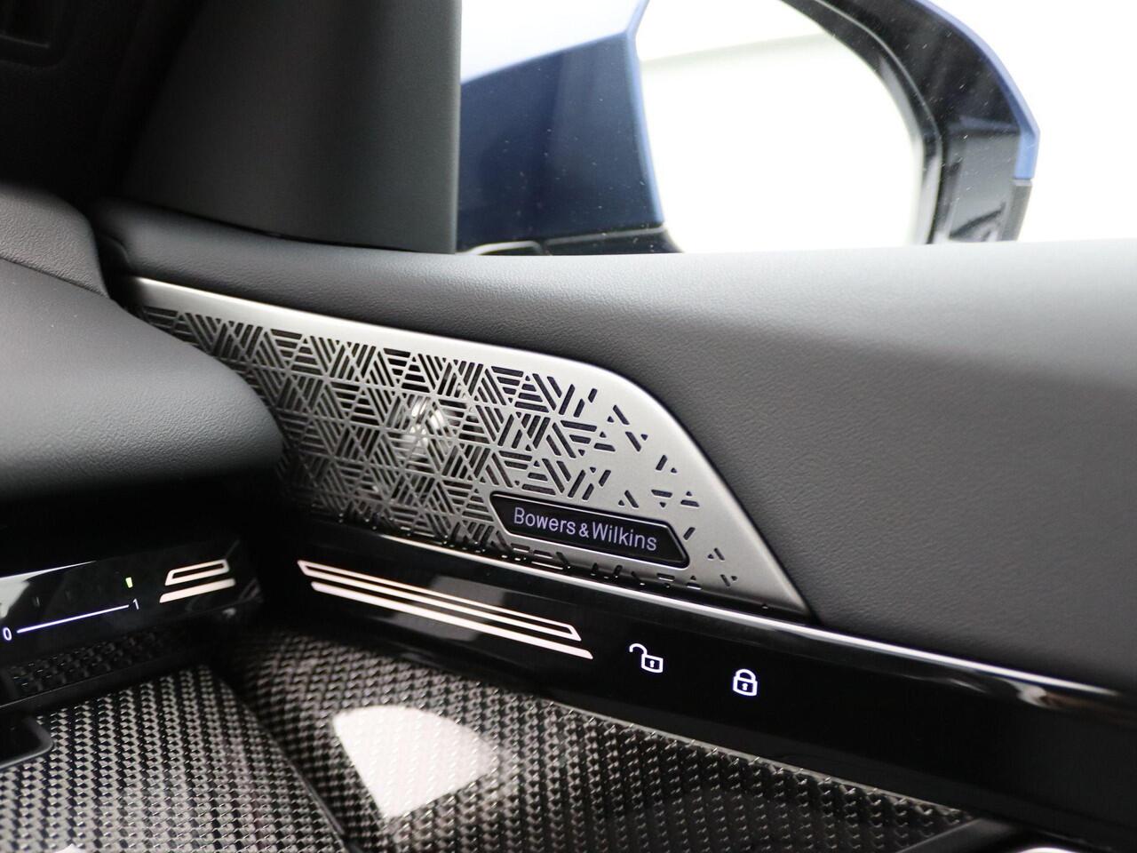 BMW 5-SERIE Touring 530e M Sportpakket Pro | Innovation Pack | Travel Pack | Comfort Pack | Stuurwielrand Verwarmd | Adaptief Onderstel Professional | Trekhaak | Panoramadak | Stoelventilatie | Bowers & Wilkins | 20''