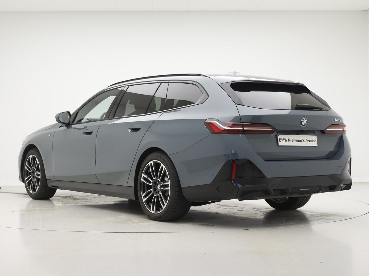 BMW 5-SERIE Touring 520i M-Sport | 19" | Panorama | Driving Assistant Plus | Harman Kardon | Trekhaak