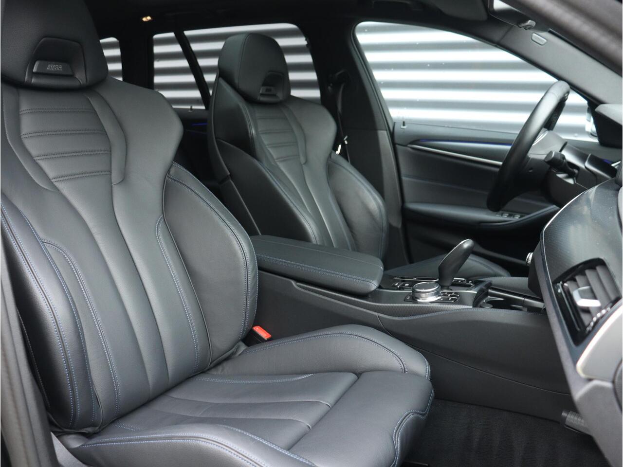 BMW 5-SERIE Touring 530i | High Executive | M Sportpakket | Panodak | Head-Up | HiFi | Achteruitrijcamera | Comfort Access | M Sportstoelen | Elektr. Achterklep | 19'' LMV
