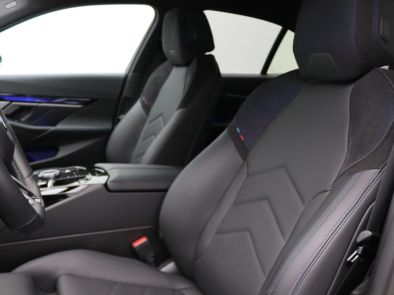 BMW 5-SERIE Sedan 550e xDrive M Sportpakket | Adaptief Onderstel Professional | Driving Assistant | Harman Kardon | 20''