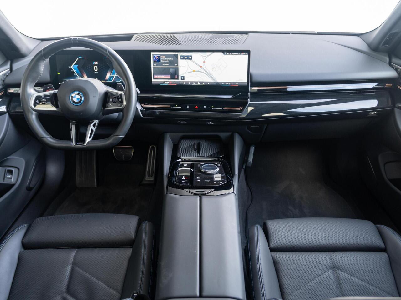 BMW 5-SERIE Touring 530e xDrive | M Sportpakket Pro | Innovation Pack | Bowers & Wilkins | Verwarmd Stuurwiel | Comfort Access | Panoramadak | Trekhaak
