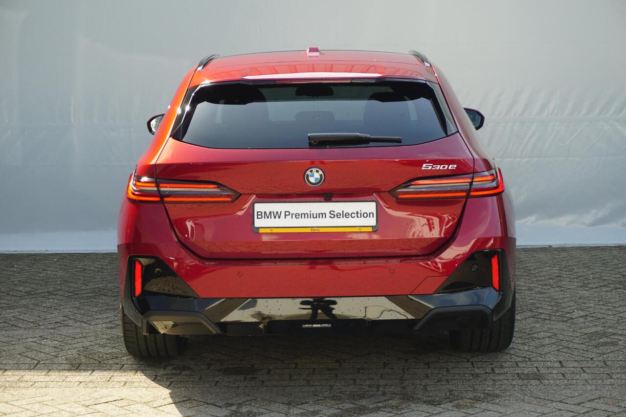 BMW 5-SERIE Touring 530e M Sport Pro | Trekhaak / Comfortstoelen Elektrisch met geheugen / Panoramadak / Head-up / Rondomzicht camera's / Stoelverwarming Voor & Achter