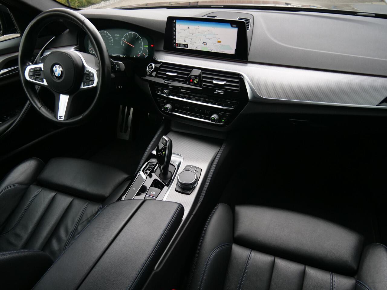 BMW 5-SERIE Touring 530i 252pk High Executive M-Sport Automaat Navigatie / LED / Privacy glas / Camera